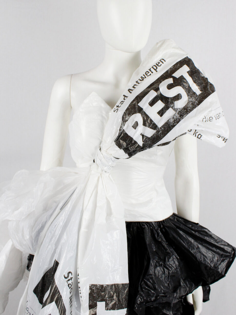 vintage af Vandevorst bustier made of trashbags with large bow and sash fall 2017 couture (25)