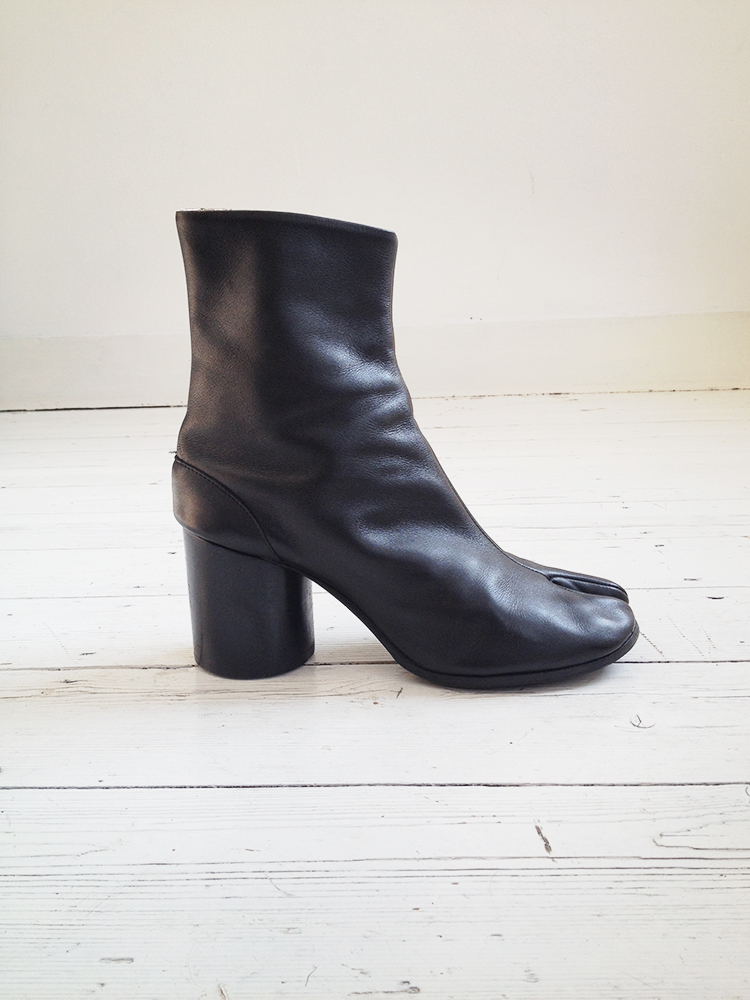 black tabi boots