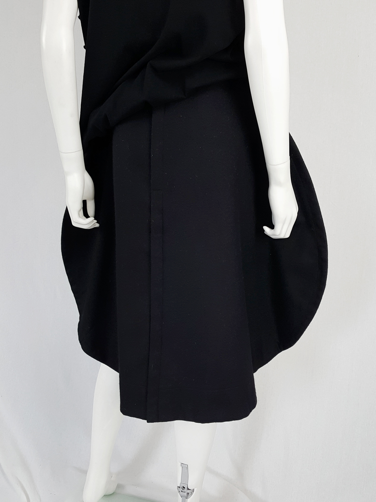Comme des Garçons black 2D circle skirt — fall 2012 - V A N II T A S