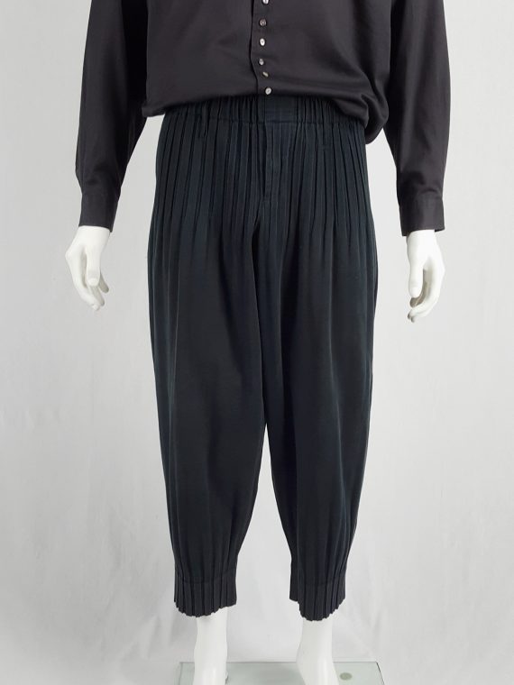 vaniitas Issey Miyake Men black harem trousers with pleats on the waist and hems 145326