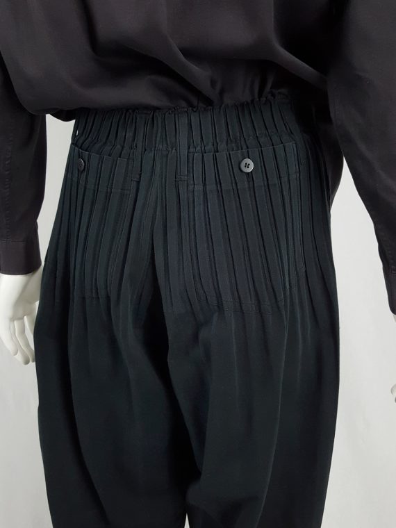 vaniitas Issey Miyake Men black harem trousers with pleats on the waist and hems 145740