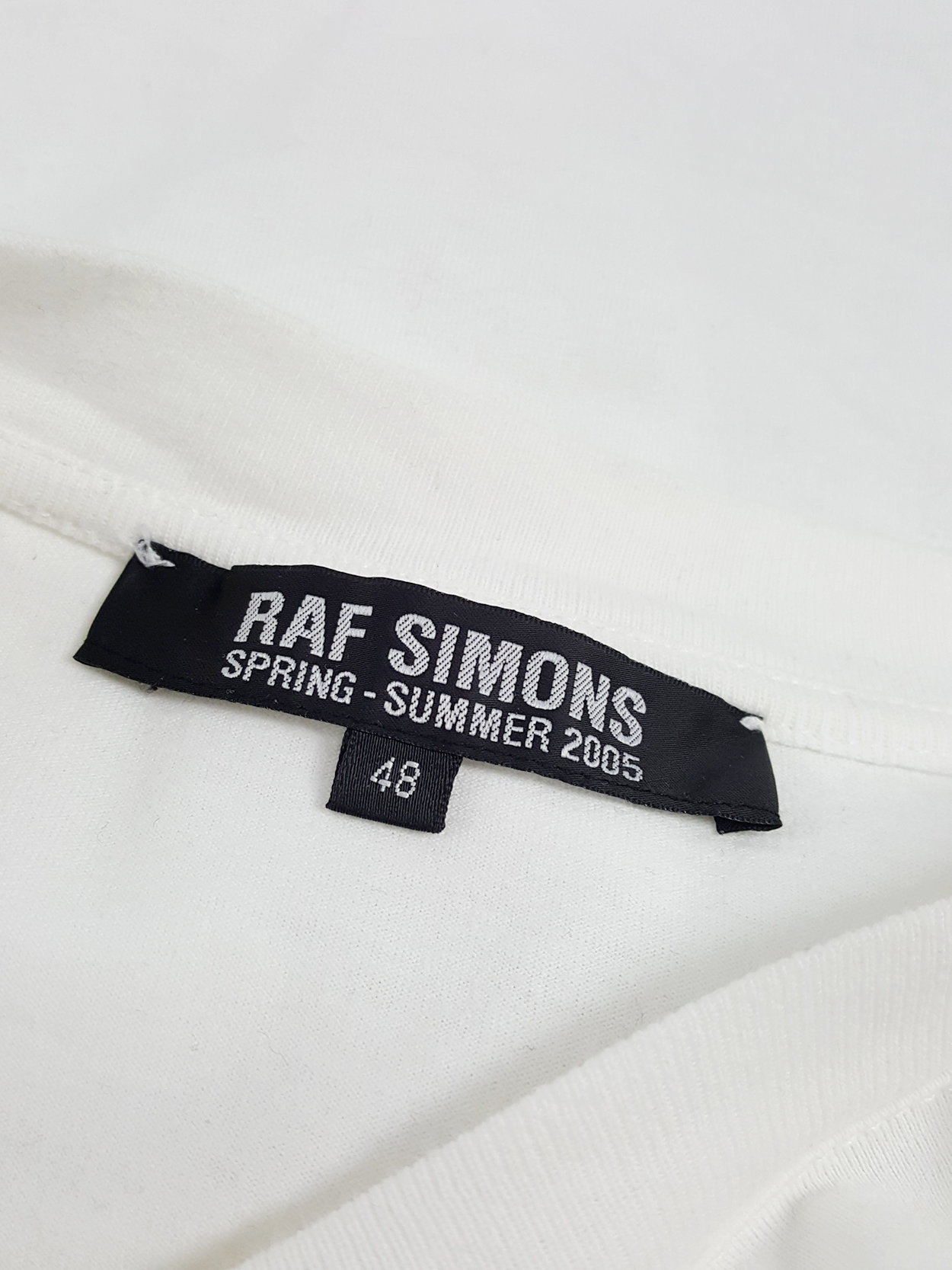 Raf Simons white t-shirt with cargo pocket — spring 2005 - V A N II T A S