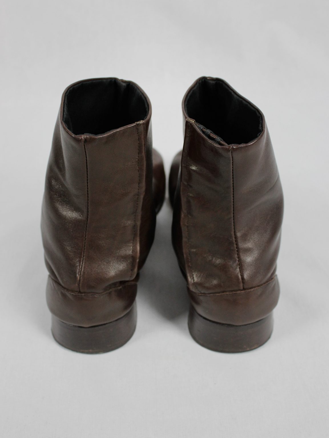 Maison Martin Margiela brown tabi boots with low heel (40) — fall 1998