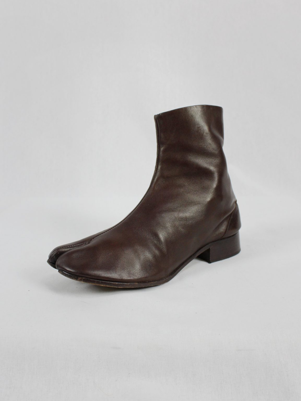 Maison Martin Margiela brown tabi boots with low heel (40) — fall 1998