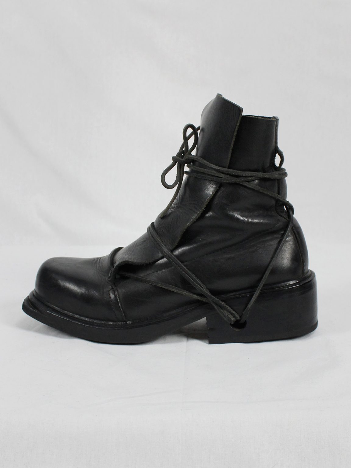 Dirk Bikkembergs black mountaineering boots with laces through the soles (40) — late 90's