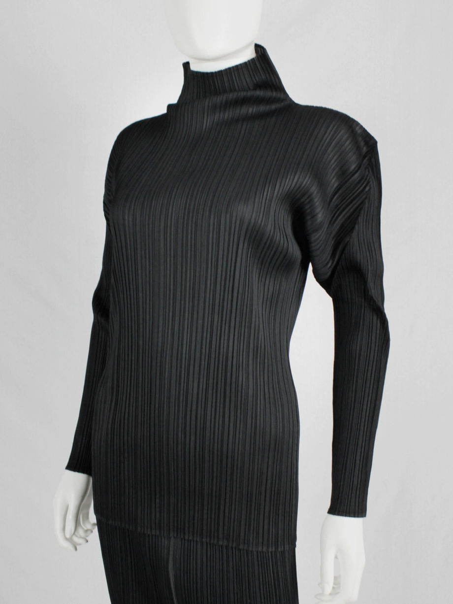 vaniitas Issey Miyake black turtleneck jumper with fine pressed pleats2348
