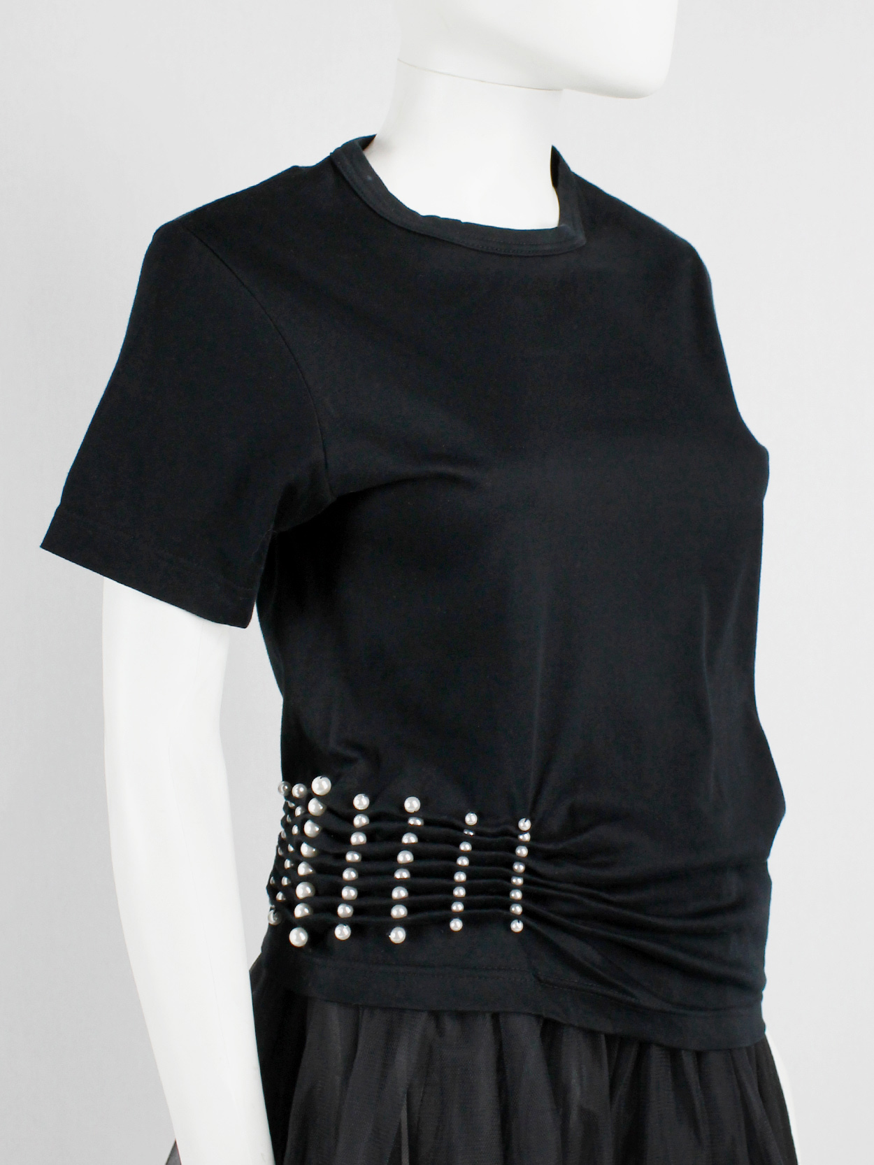 Noir Kei Ninomiya black t-shirt gathered at the waist by rows of pearls ...