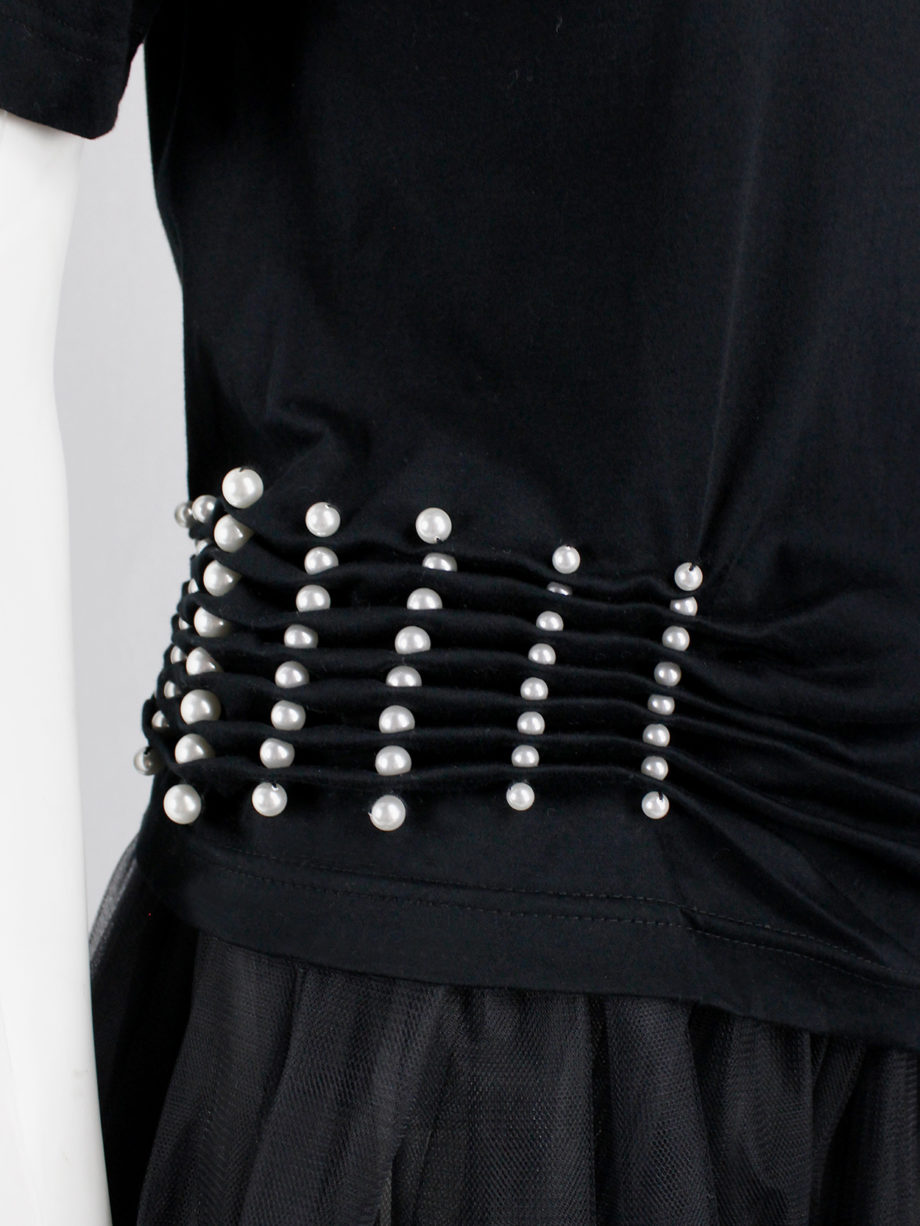 Noir Kei Ninomiya black t-shirt gathered at the waist by rows of pearls — spring 2015