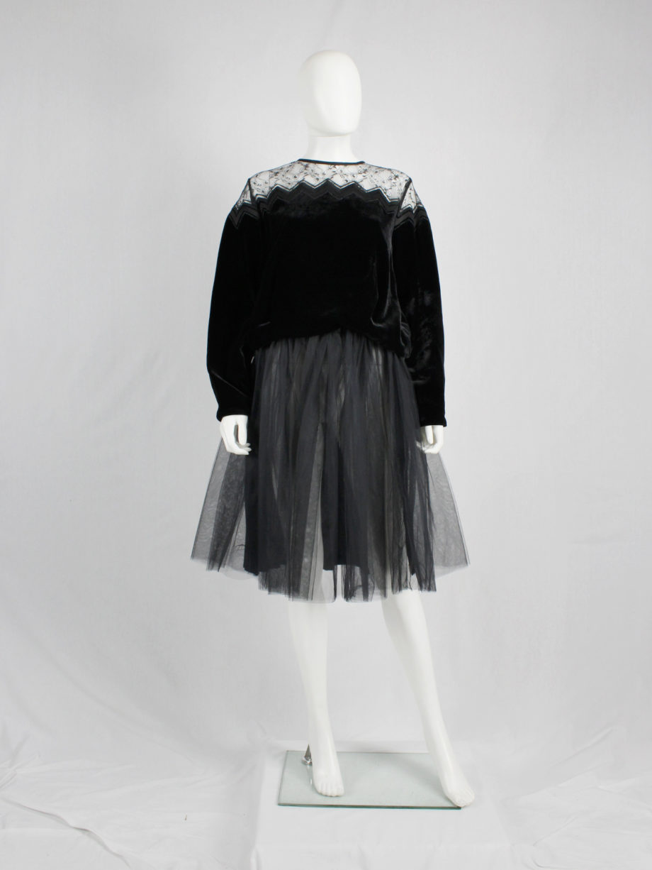 vaniitas Noir Kei Ninomiya black velvet jumper with lace top and zigzag embroidery runway fall 2017 (14)