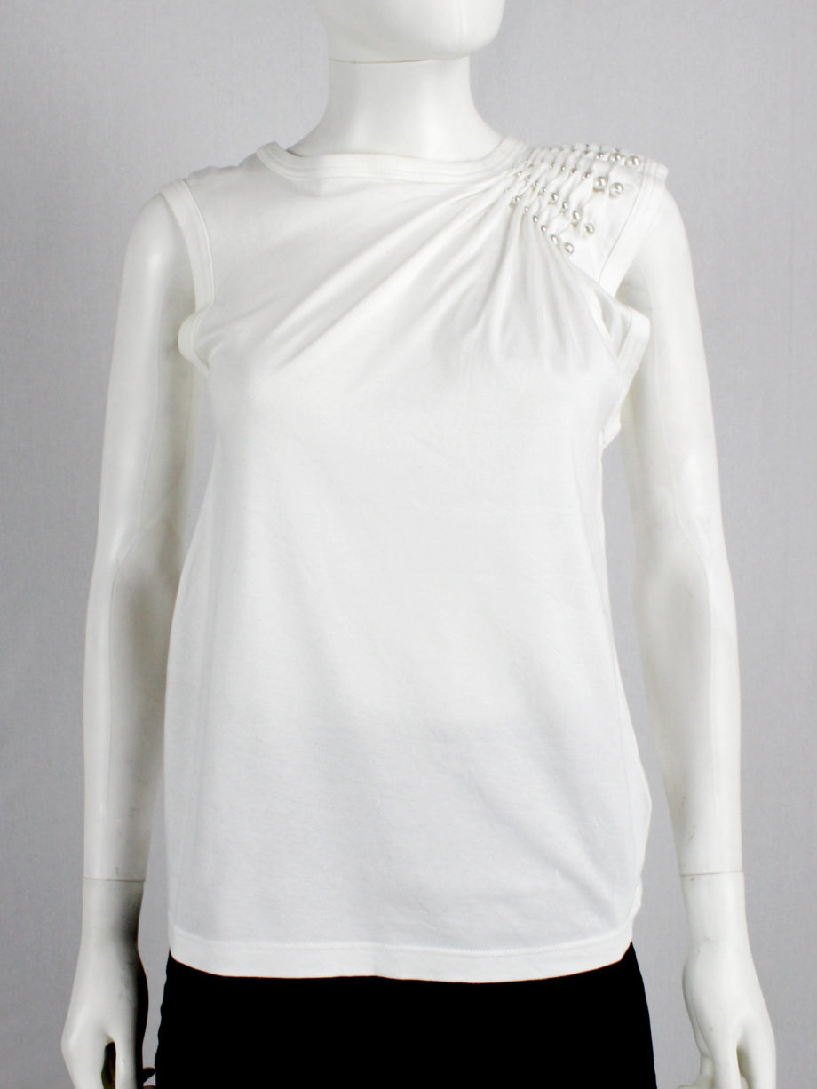 vaniitas Noir Kei Ninomiya white top with the shoulder gathered by rows of pearls (1)