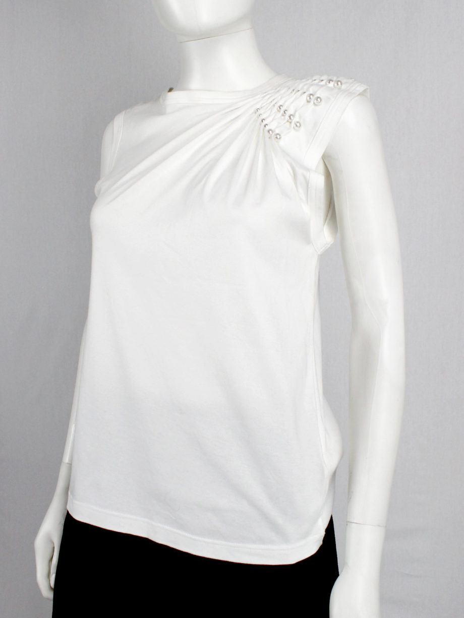 Noir Kei Ninomiya white top with the shoulder gathered by rows of pearls — spring 2015