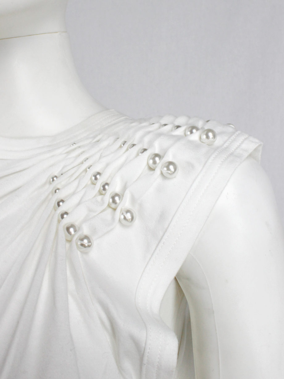 vaniitas Noir Kei Ninomiya white top with the shoulder gathered by rows of pearls (3)