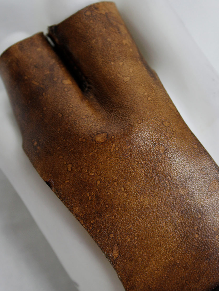 af Vandevorst brown leather two-finger gloves spring 2001 (5)