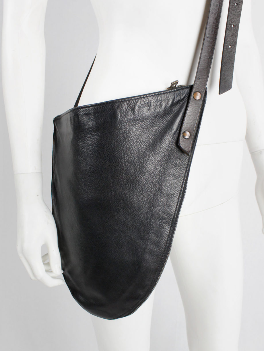 Nico Uytterhaegen black leather cross-body saddle bag - V A N II T A S