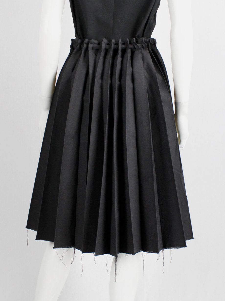 Wim Neels navy pleated skirt with front buttons and slideable across the belt (11)