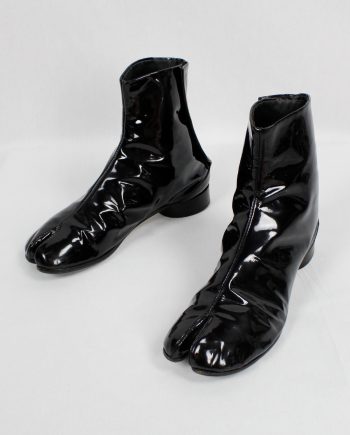 Maison Martin Margiela black patent tabi boots in with low heel (39) — fall 1998